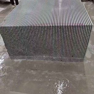 福州芝麻白毛板荒料切割